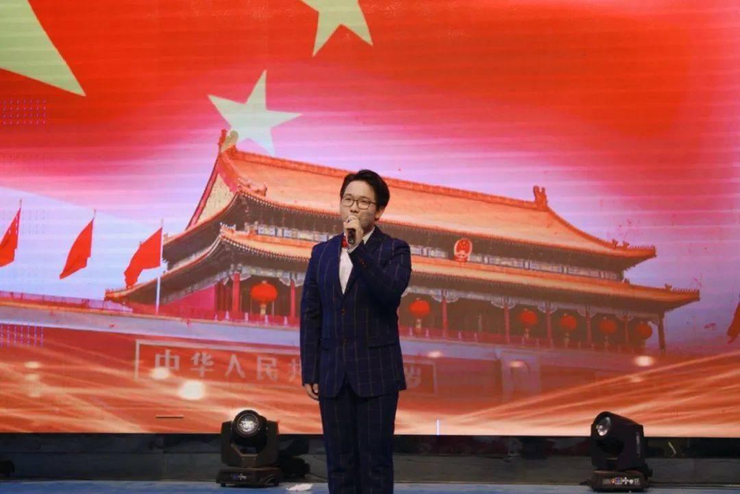 男子与银行女柜员发生争执被喊“滚”,“以为我不会打你一样”,银行:诫勉谈话,扣绩效5%